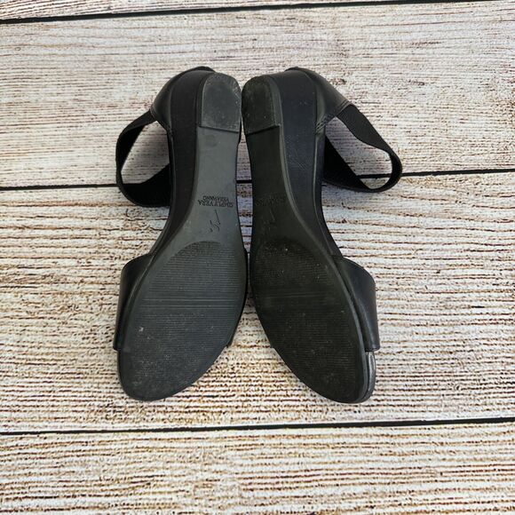 Vera Wang "redfree” black sandals, size 6 with stretchy ankle strap - Picture 7 of 7